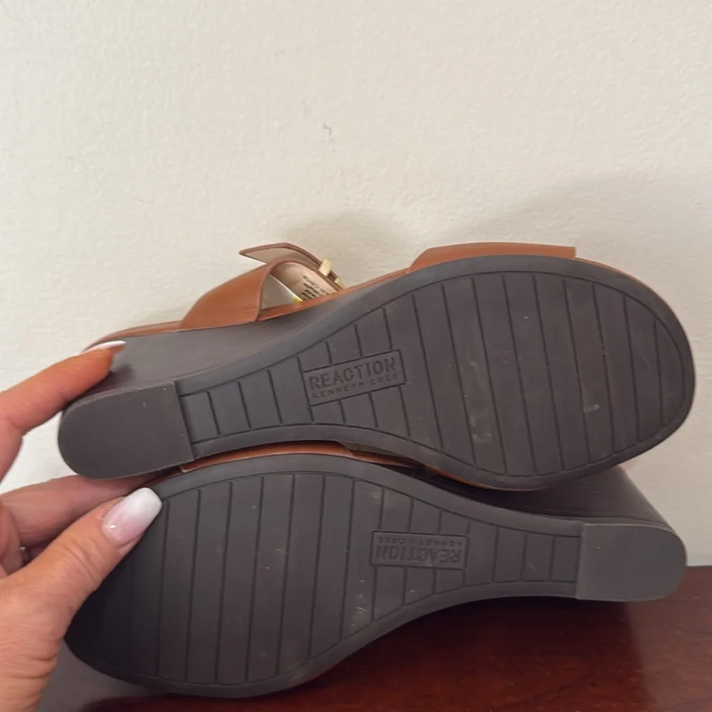 Kenneth Cole Reaction tan wedge sandal in size 9